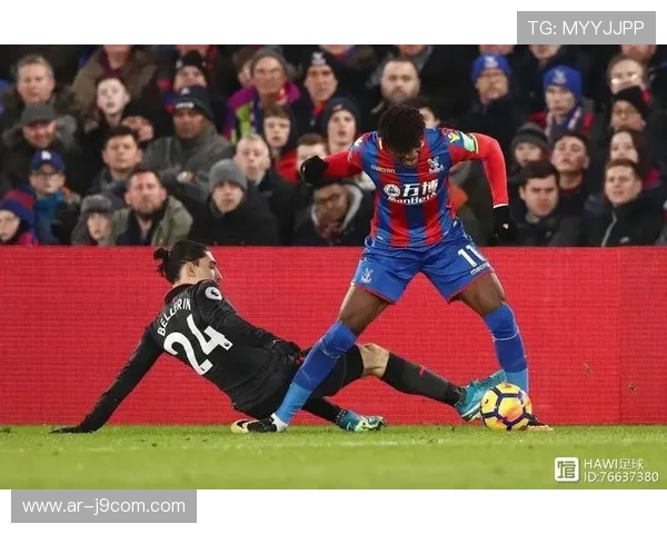 变向滑倒动作瞬间捕捉 足球场上的惊险与技巧完美融合