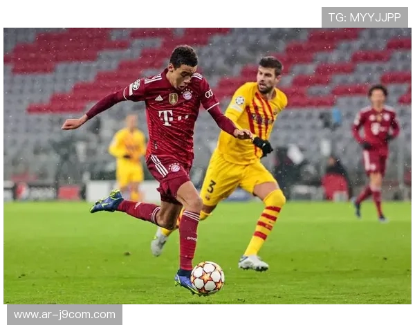 小狗足球拜仁在绿茵场上展现无敌萌力掀起欢乐风暴